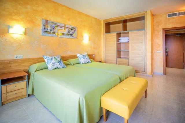 غرفة بأربعة أسرّة بإطلالة على البحر بشرفة، Hotel Servigroup La Zenia 6/10