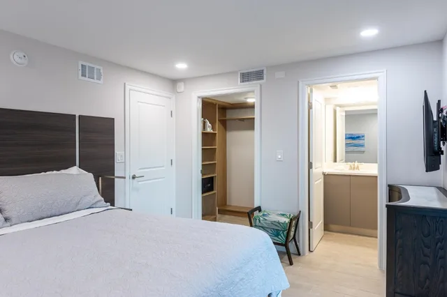 Suite, Wiggins Pass Chalet 2/6