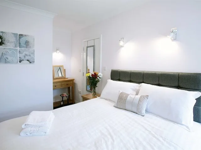 شقة بسرير كينج وسريرين منفصلين بحمام خاص، Austen's Luxury Apartments 3/10