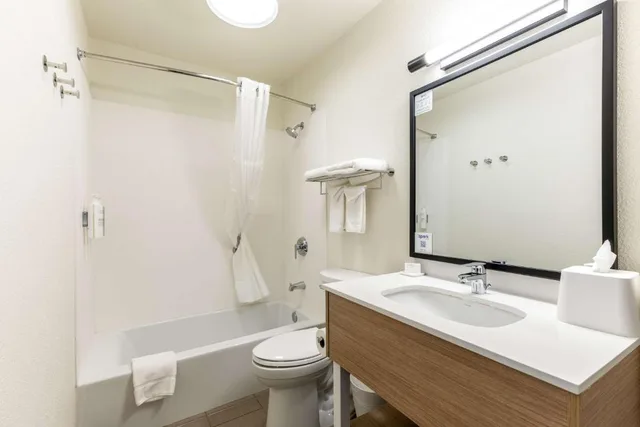 غرفة بسرير مزدوج لذوي الإعاقة، Spark by Hilton Glendale Phoenix North 5/6