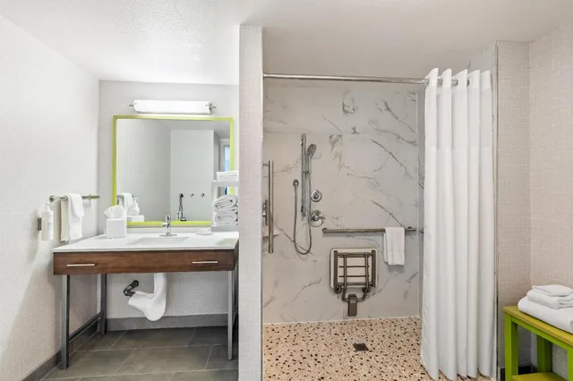 جناح بسرير كينج مع أريكة لذوي الإعاقة، Hampton Inn and Suites Lathrop 4/5