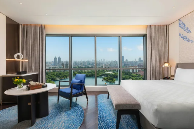 غرفة بريميوم بسرير كينج مع دخول الصالة، HUALUXE Shanghai Changfeng Park 4/8