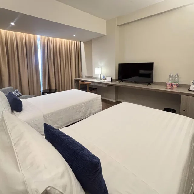 غرفة ديلوكس بسريرين منفصلين بشرفة، Grand Zuri Jababeka Cikarang 4/10