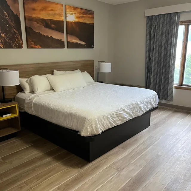Room, King Bed, Bathtub, Accessible, Days Inn by Wyndham Hutchinson 3/9