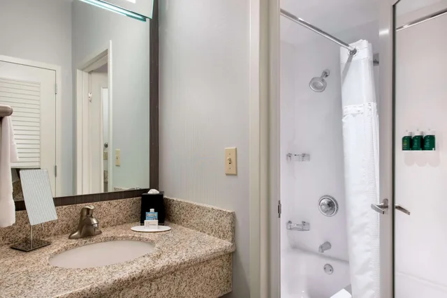 جناح بسرير كينج بغرفة نوم واحدة، Sonesta Select Newport Middletown 2/3