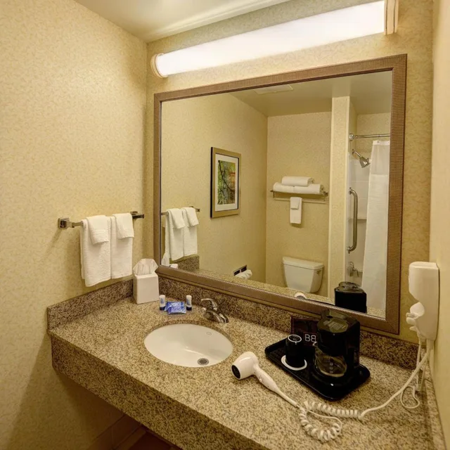 غرفة بسريرين كوين بحوض استحمام لذوي الإعاقة، Fairfield Inn Suites Wausau 3/3