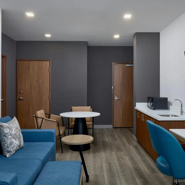 جناح كبير بسرير كينج بإطلالة على المدينة بغرفة نوم واحدة، Courtyard by Marriott Denver Downtown West 2/3