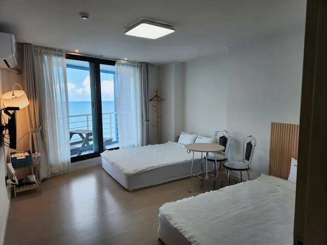 Sky, 3 Queen Beds، On The Sea Pension 4/10