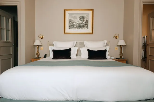 جناح جونيور بسرير كوين، Chateau de Fonscolombe 1/8