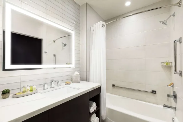 Room, King Bed, Doubletree By Hilton Tucson Downtown Convention Center 3/3