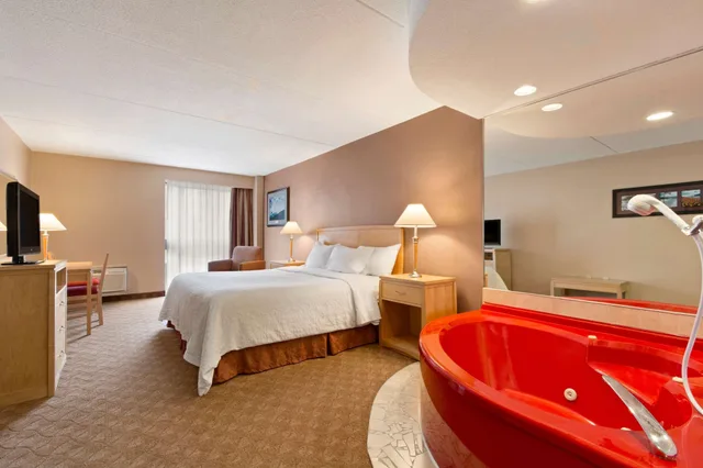 غرفة قياسية بسرير كينج بجاكوزي، Days Inn By Wyndham Niagara Falls Near The Falls 5/10
