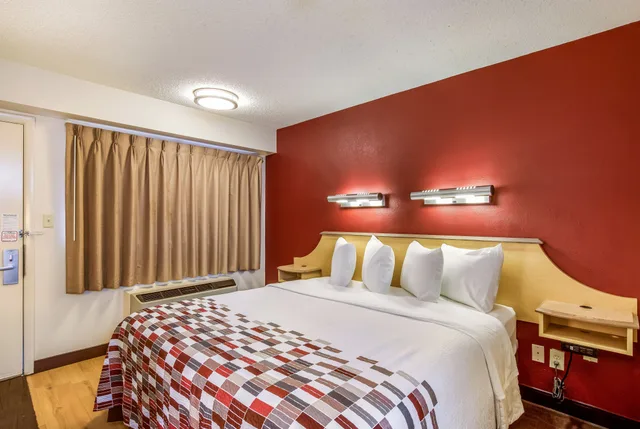 غرفة سوبيريور بسرير كينج، Red Roof Inn Detroit - Plymouth/Canton 2/9