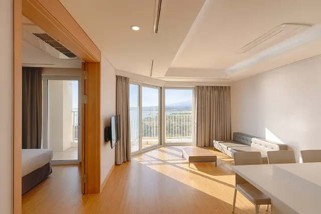 Resort, Premier, Suite, Garden and Ocean View, Kitchen، Sono Calm Jeju 1/1