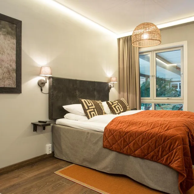 غرفة بسرير مزدوج مع أريكة، Dyreparken Safarihotell 1/5