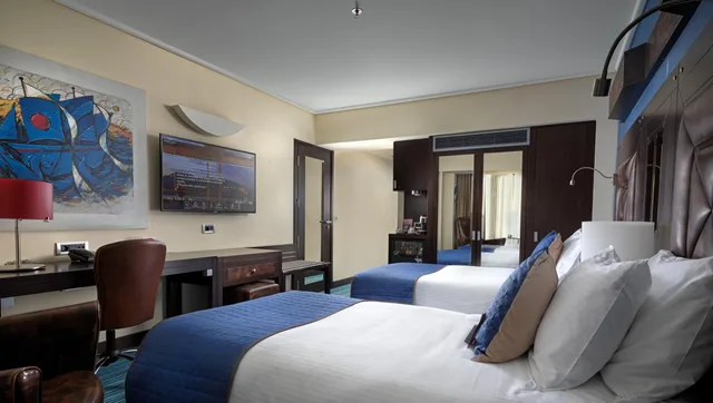 غرفة بريميوم بسريرين مزدوجين مع دخول الصالة، Crowne Plaza Athens City Centre 9/10
