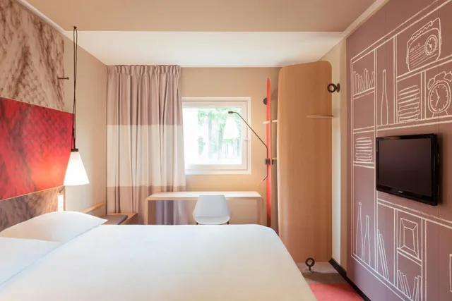 Superior, Queen Bed, Sofa, ibis Hamburg City 2/10