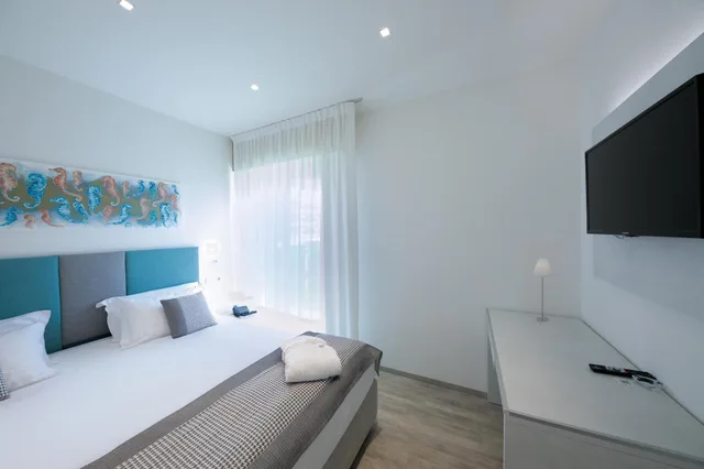 جناح بشرفة، Hotel Bristol 1/7