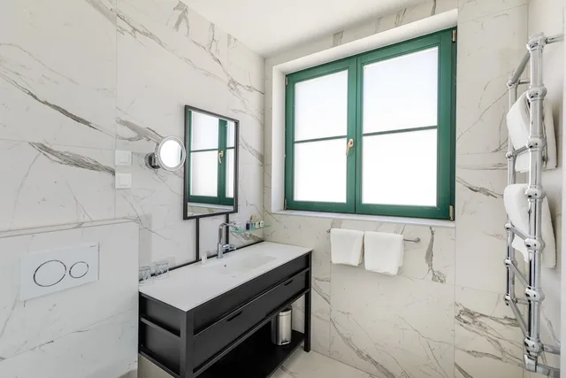 غرفة بسرير كينج بحوض جاكوزي، Brown Beach House Design Hotel 5/5