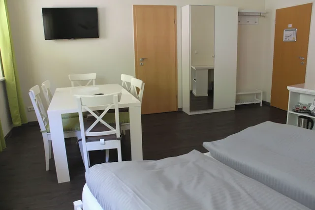 غرفة عائلية بسرير مزدوج وسريرين منفصلين، REGIOHOTEL Schanzenhaus Wernigerode 1/4