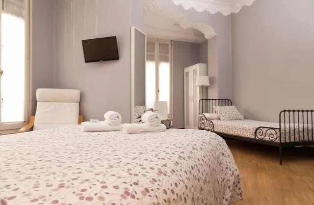 غرفة سوبيريور ثلاثية بسرير مزدوج وسرير فردي بحمام خاص، B&B Hi Valencia Canovas 3/5