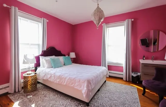 Rose, Queen Bed، The Hugh Boutique B&B 2/5