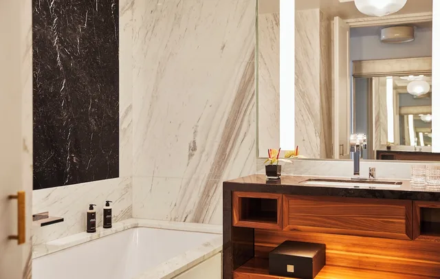 غرفة غراند بسرير كينج بشرفة، Four Seasons Hotel Madrid 3/4