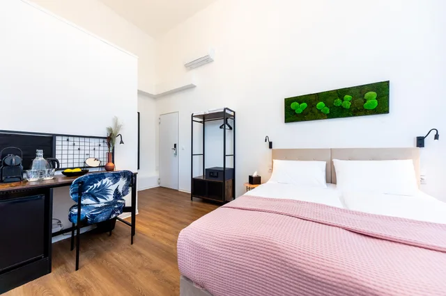 غرفة بسرير كوين بشرفة، Adagio Downtown Rooms 1/1