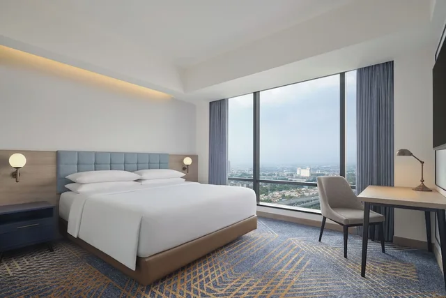 جناح بريميير بسرير كينج بإطلالة، Four Points by Sheraton Bekasi 1/3