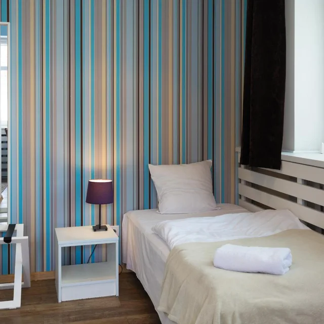 غرفة رباعية، Traffic Hotel 2/5