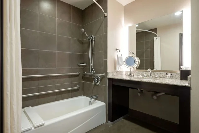 غرفة قياسية بسرير كينج لذوي الإعاقة، Best Western Premier Bryan College Station 7/9