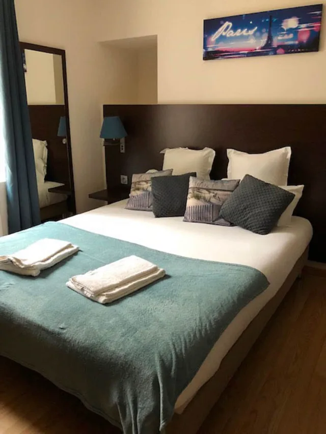 غرفة رباعية بسرير كوين وسريرين منفصلين، Hotel Le Saint - Patrice 3/4
