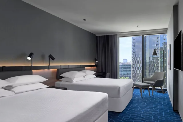 غرفة بريميير بسرير كوين وسرير كوين بإطلالة على المدينة، Vibe Hotel Melbourne Docklands 1/2