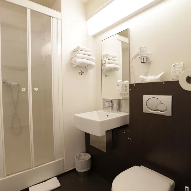 غرفة رباعية، Hotel Au Petit Caporal 7/9