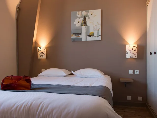 غرفة كومفورت ثلاثية بسرير كوين بغرفة نوم واحدة بحمام خاص مع أريكة، Logis Hotel Le Majestic 1/9