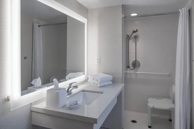 جناح بغرفة نوم واحدة في طابق مرتفع لذوي الإعاقة، Fairfield Inn Suites By Marriott Charlotte Uptown 2/2