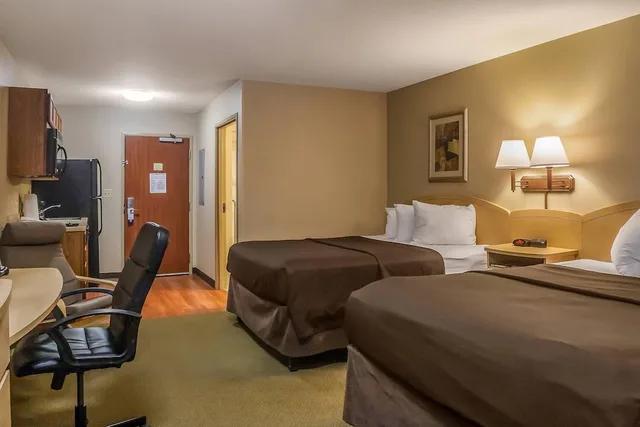 Efficiency, 2 Queen Beds, Accessible، Suburban Studios Triadelphia - Wheeling at The Highlands 2/5
