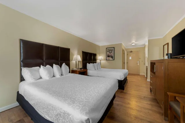 Room, King Bed, 2 Queen Beds, Partial Harbour View، Best Western Plus Northwoods Inn 4/9