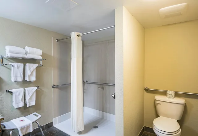 جناح بسرير كينج مع أريكة، Quality Inn & Suites Hagerstown 5/6