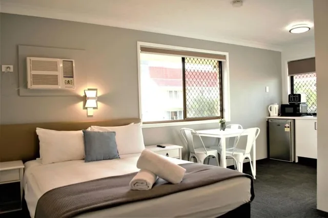 غرفة عائلية بسريرين منفصلين وسرير كوين وسرير بطابقين، Gold Coast Inn 2/8