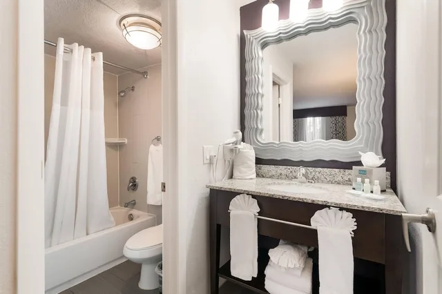 غرفة بسريرين كوين يُسمح فيها بالحيوانات الأليفة، Clarion Inn & Suites Across From Universal Orlando Resort 5/6