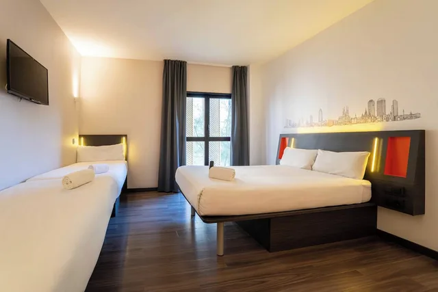 غرفة قياسية رباعية بسرير مزدوج وسريرين منفصلين، easyHotel Barcelona Fira 6/10