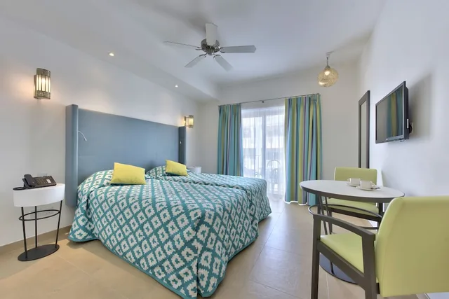 غرفة قياسية تنفيذية بسريرين منفصلين بشرفة مع دخول الصالة، db San Antonio Hotel and Spa All Inclusive 1/1