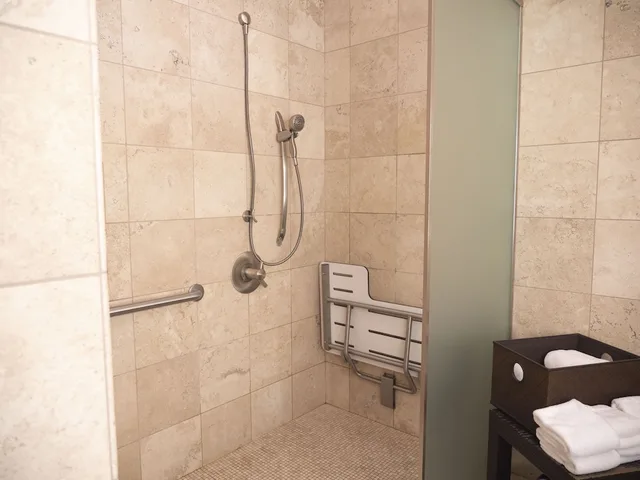 Standard, King Bed, Adult Only, Accessible، The Catfish Bend Inn & Spa 2/2