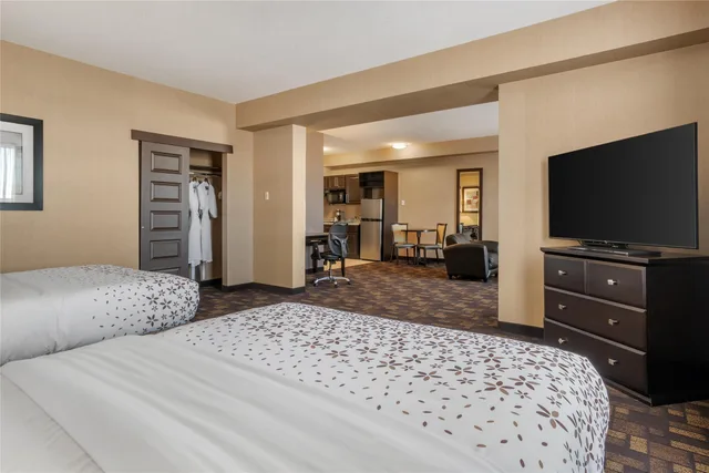 جناح عائلي بسريرين كوين مع أريكة بمطبخ صغير، Best Western Plus Fox Creek 3/5