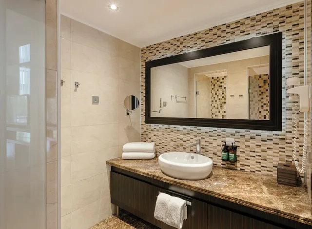 غرفة بريميوم بسرير كينج بإطلالة على النهر بشرفة، Crowne Plaza Borjomi 4/5