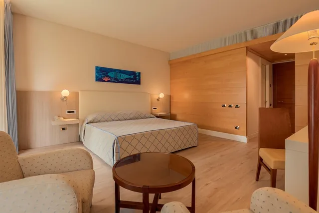 غرفة سوبيريور بإطلالة على الحديقة بشرفة، Smy Carlos V Wellness & Spa Alghero 2/3