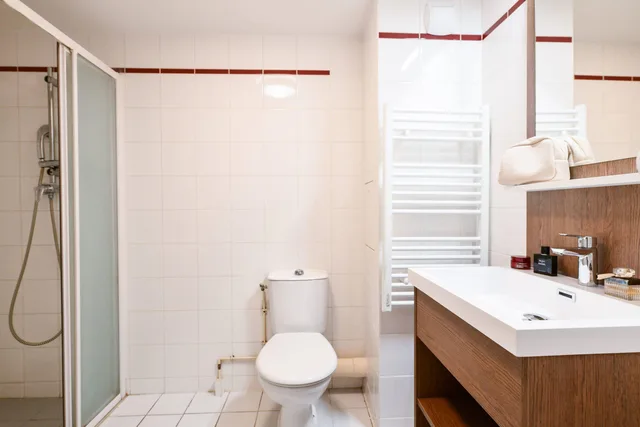 غرفة بسرير كوين مع أريكة، Comfort Aparthotel Versailles St Cyr l Ecole 5/10