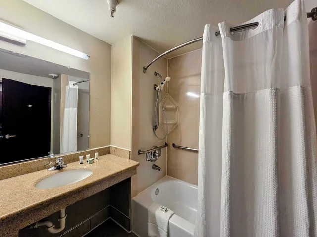 Room, 2 Queen Beds, Accessible, Ramada by Wyndham Tukwila Southcenter 10/10