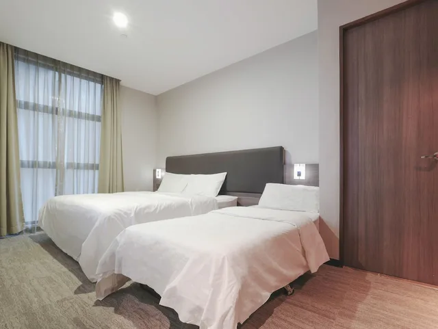 غرفة ديلوكس عائلية بسرير كوين وسرير فردي، Amrise Hotel Kitchener 4/5