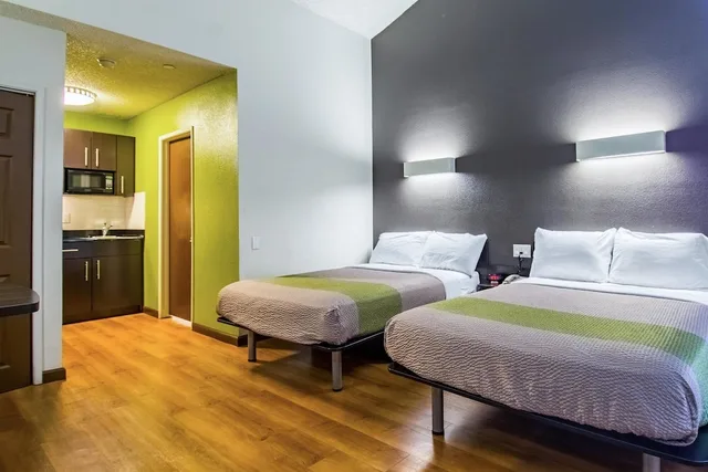 غرفة قياسية بسريرين مزدوجين بمطبخ صغير، Studio6 Cypress, CA 2/9